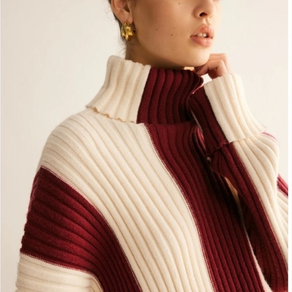 Commense Oversized Ribbed Turtleneck Sweater in Cream and Burgundy - Picture 4 of 10